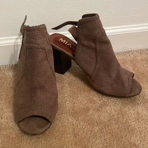 Women’s Size 9 Brown Suede Heels